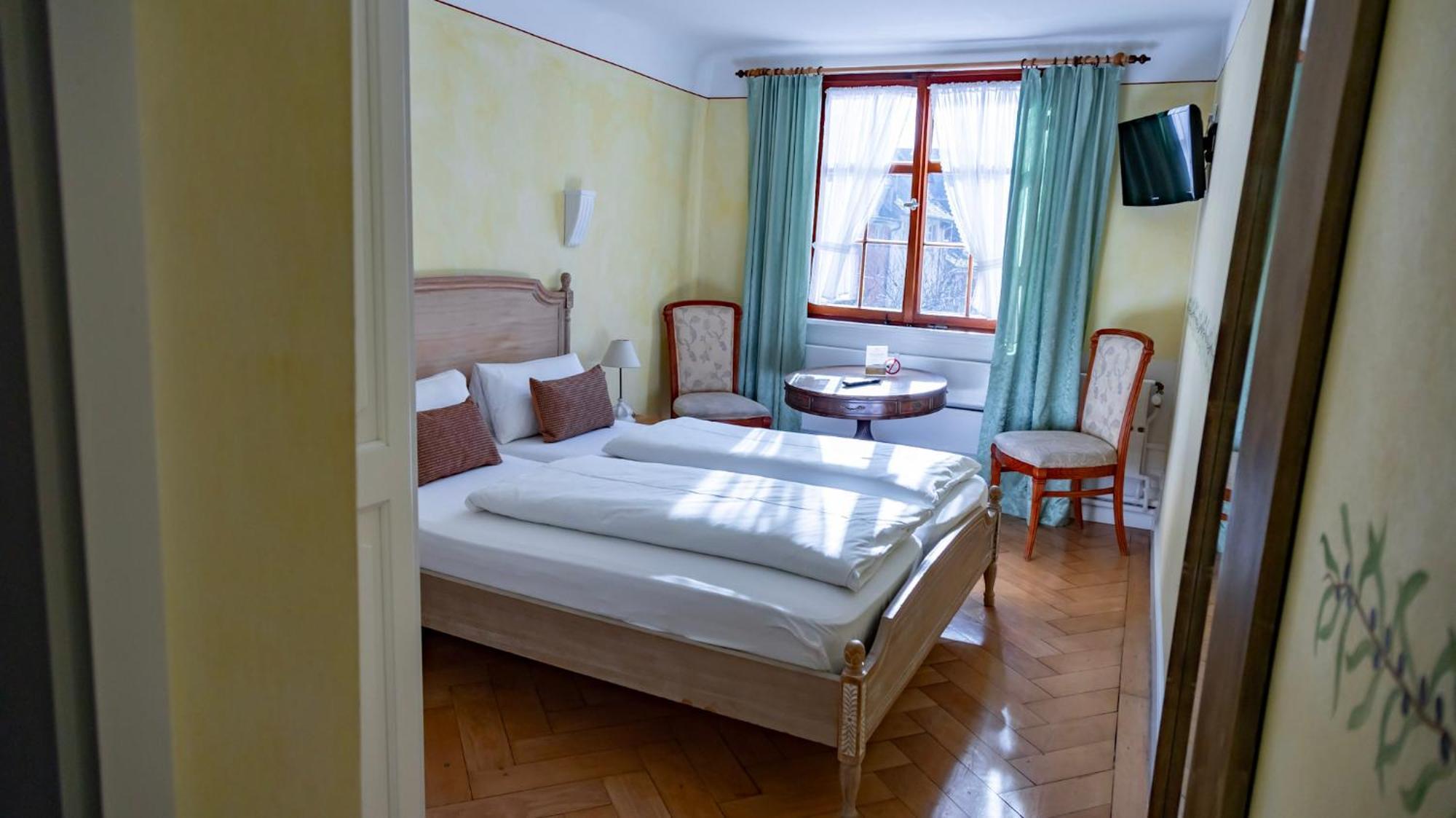Hotel Loewen-Weinstube メーアスブルク エクステリア 写真
