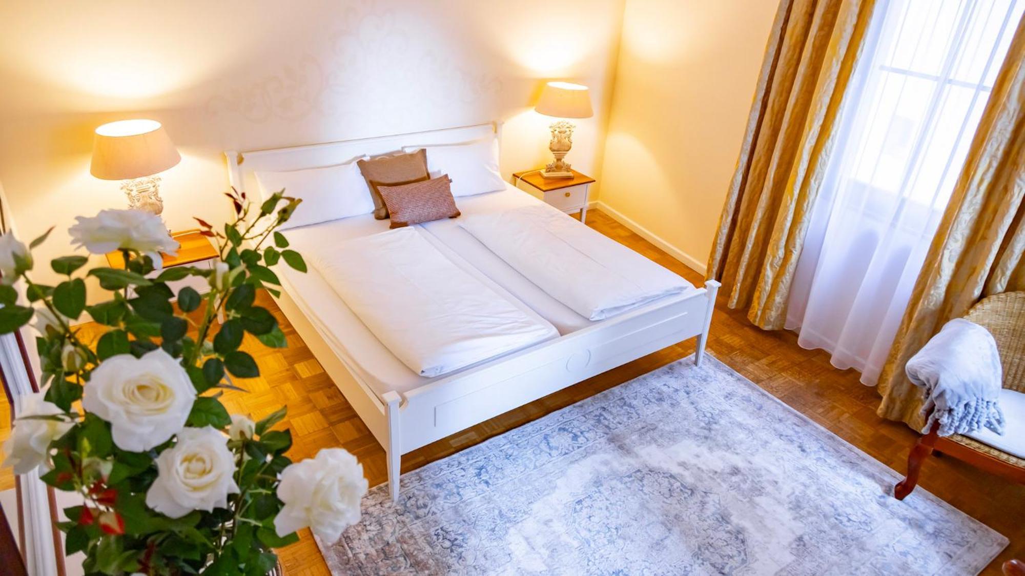 Hotel Loewen-Weinstube メーアスブルク エクステリア 写真