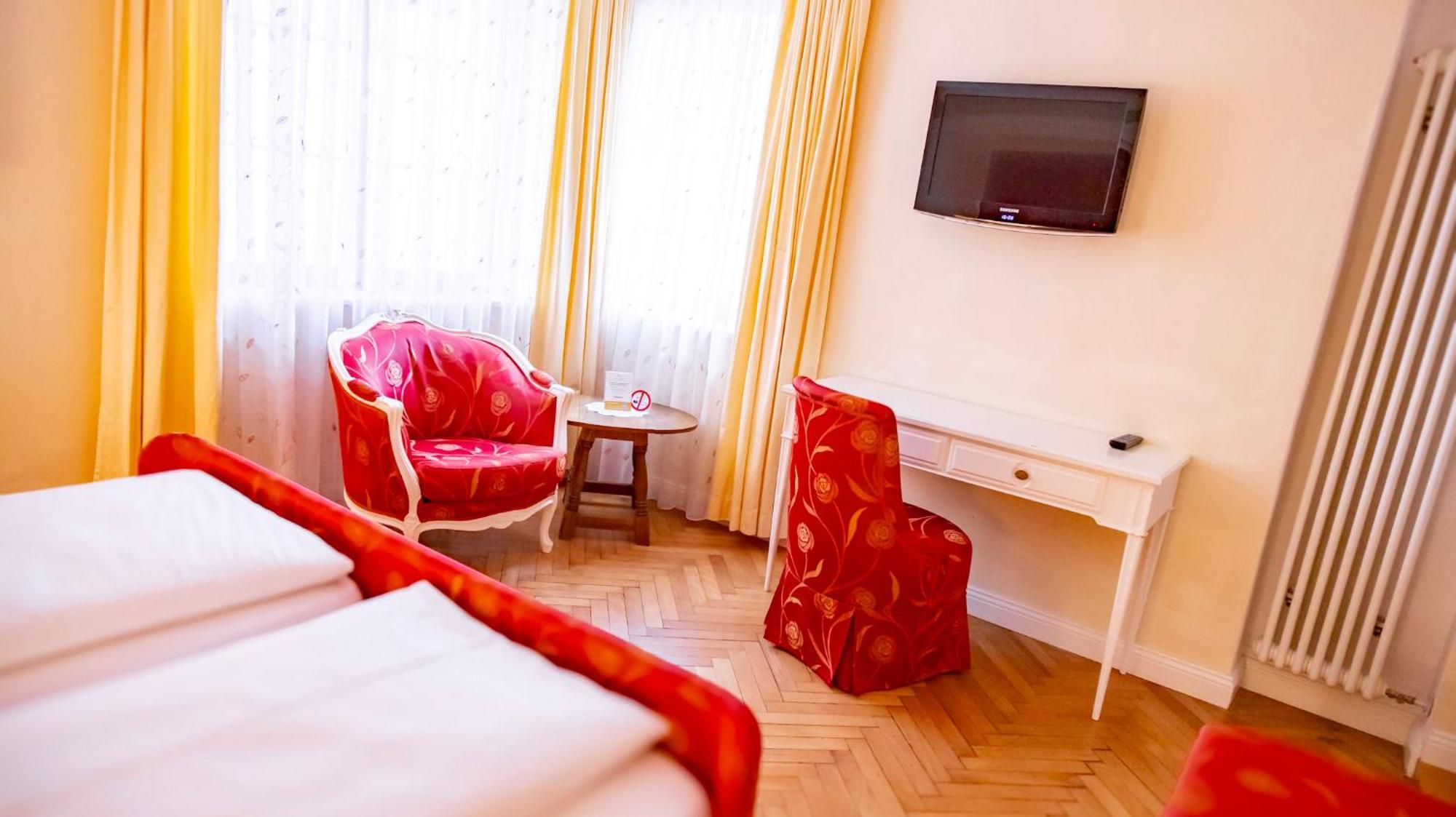 Hotel Loewen-Weinstube メーアスブルク エクステリア 写真