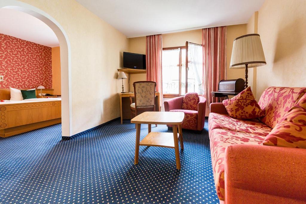 Hotel Loewen-Weinstube メーアスブルク エクステリア 写真