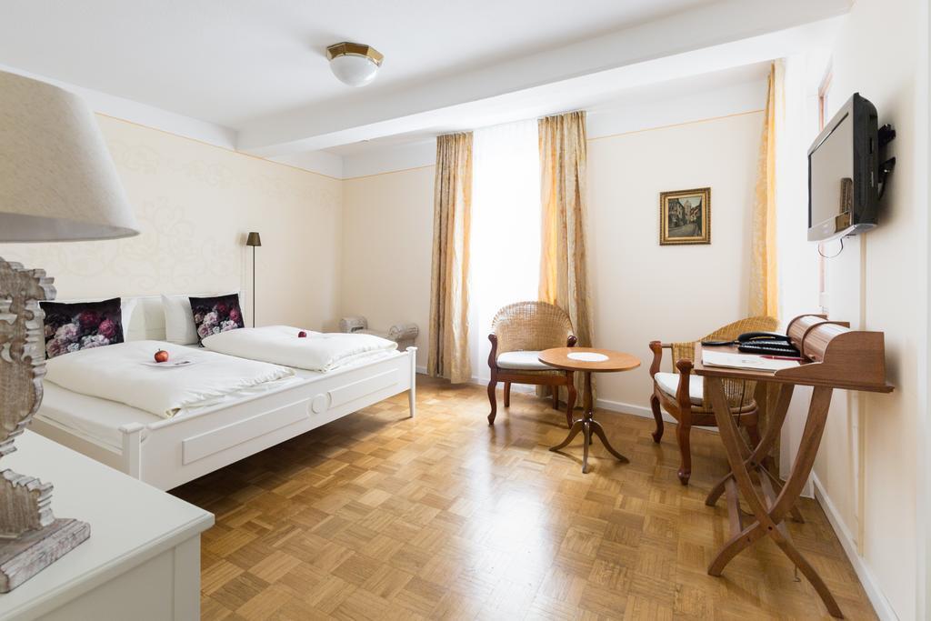 Hotel Loewen-Weinstube メーアスブルク エクステリア 写真