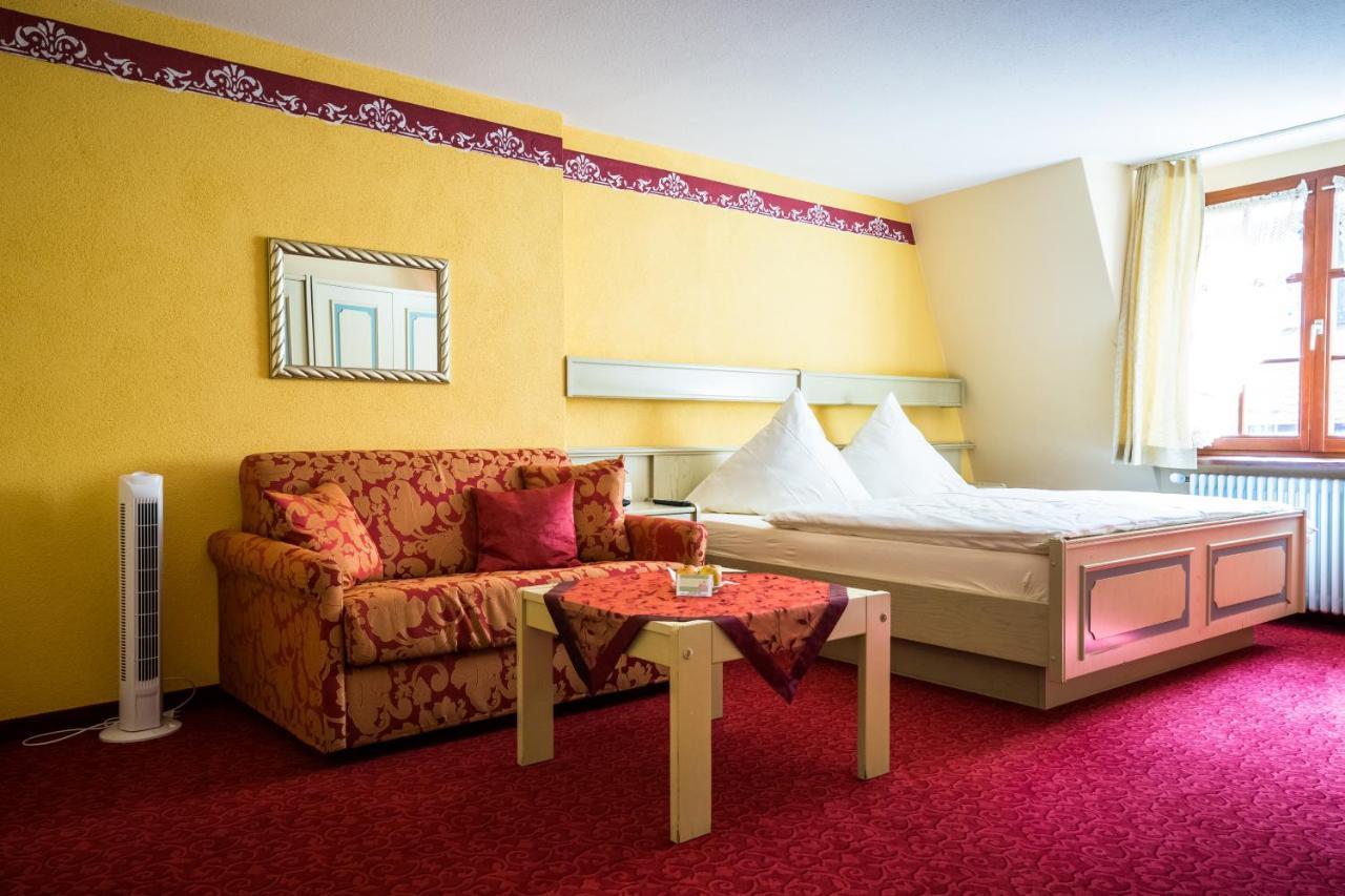 Hotel Loewen-Weinstube メーアスブルク エクステリア 写真