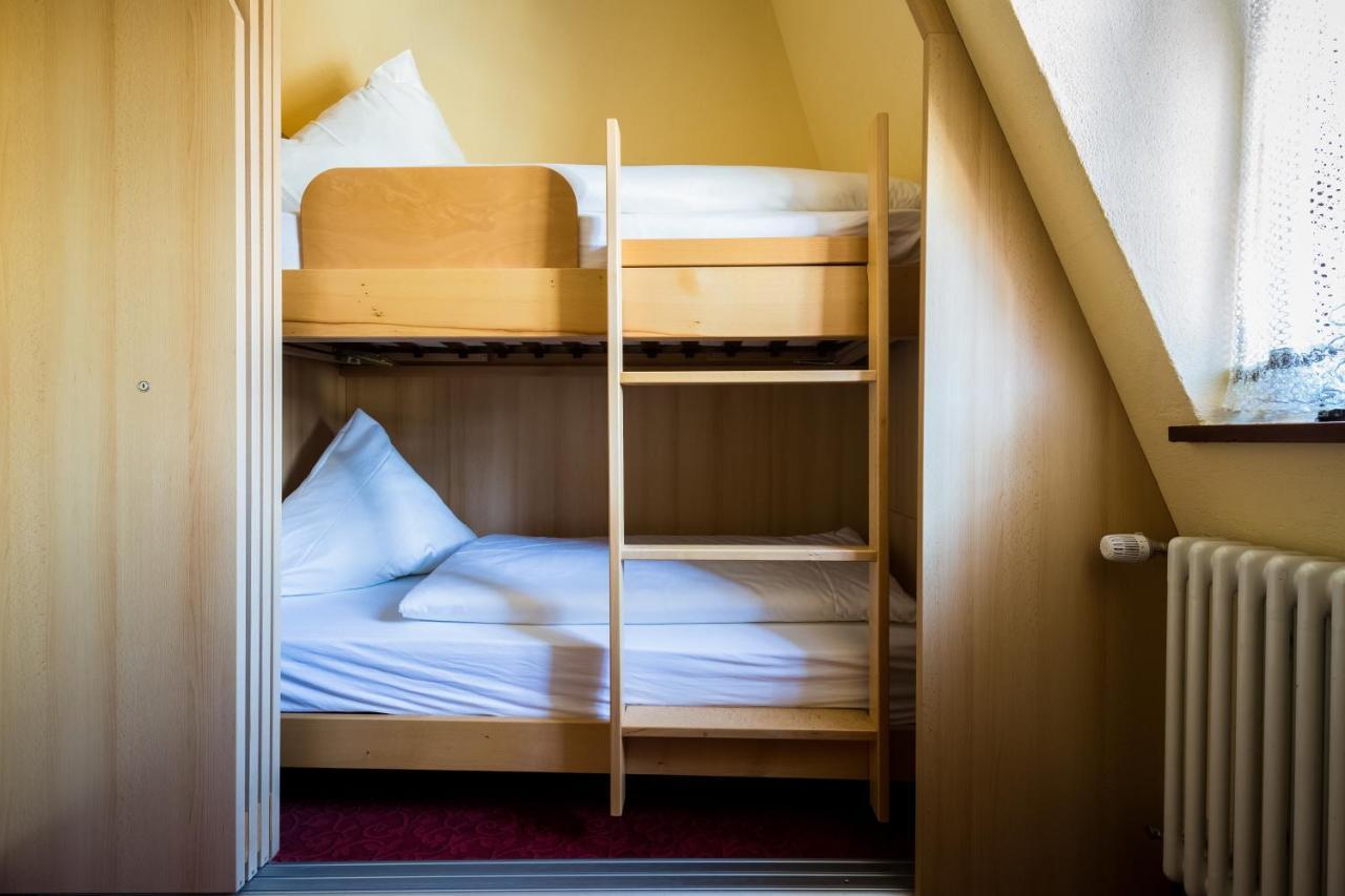 Hotel Loewen-Weinstube メーアスブルク エクステリア 写真