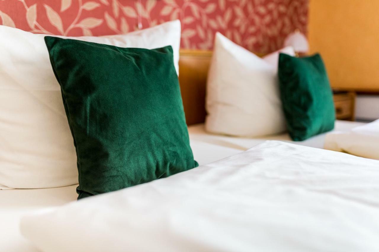 Hotel Loewen-Weinstube メーアスブルク エクステリア 写真